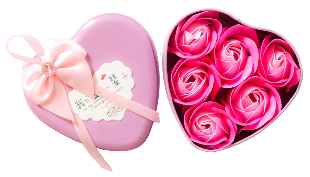 Rosenblüten in Geschenkbox mit Schleife